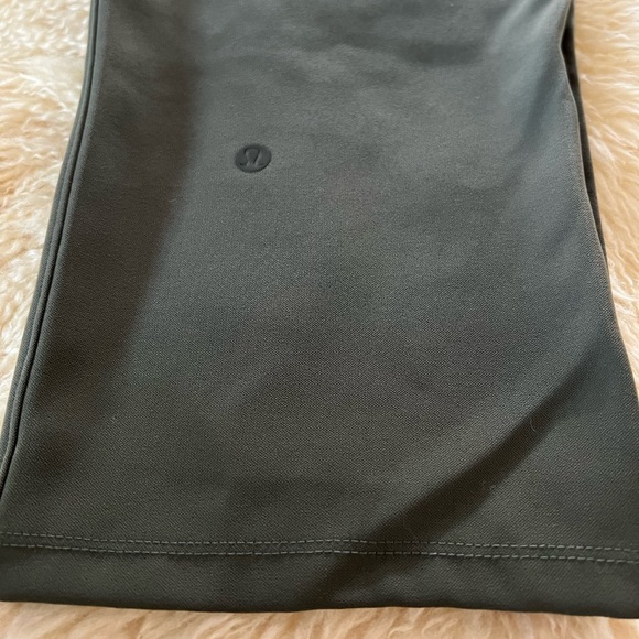 Lululemon Cropped Pull-on Pants in Army Green. 
Size 6 - Picture 6 of 6